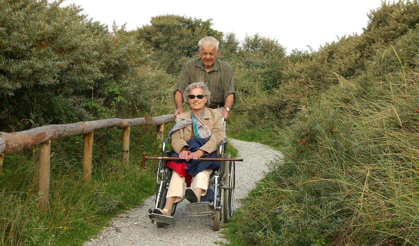 Natuurbeleving (© Stichting Duinbehoud)Foto: Wandelen tussen de Duindoorns door Sytske DijksenAuteur: Marc Janssen, Stichting Duinbehoud