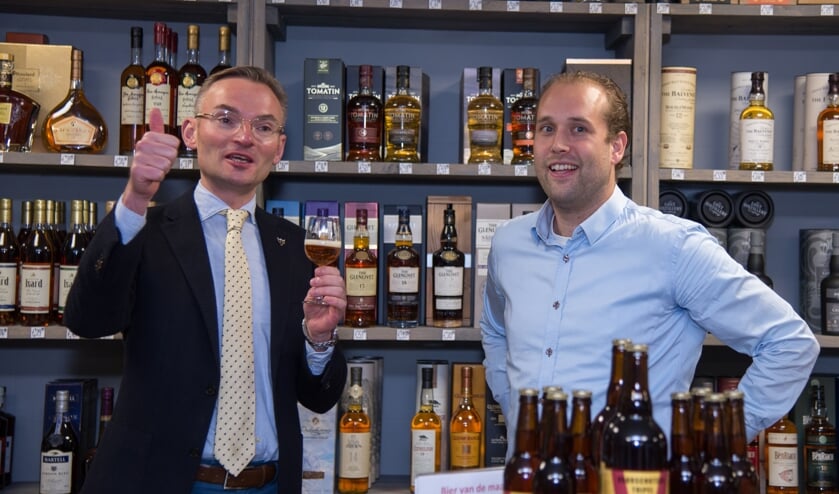 Het Voorschotens biertje van Sander Rooijkers (r) smaakt goed, vindt wethouder Mol. Foto's: Nelleke de Vries