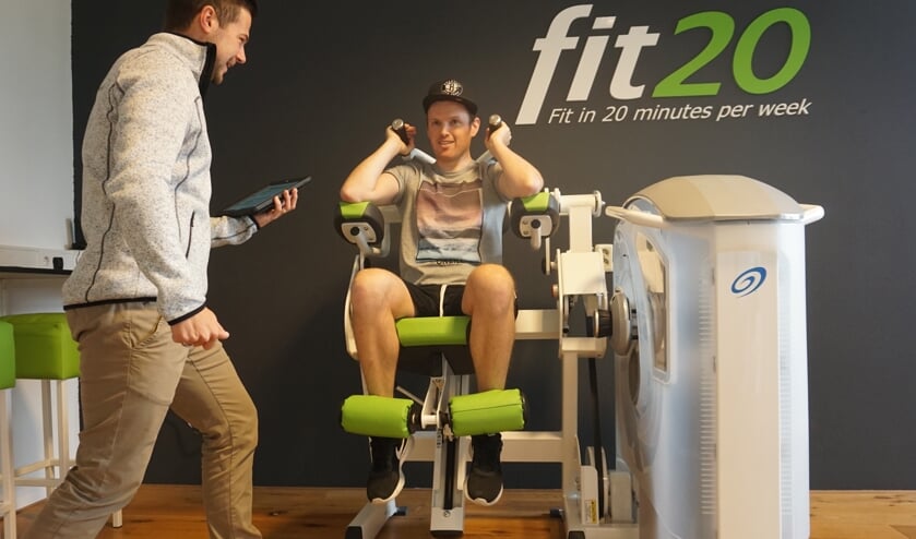 Rick Tolido wordt getraind door Jorick Voogel van fit20. Rick is razend enthousiast over de vooruitgang die hij heeft geboekt. Foto: VSK