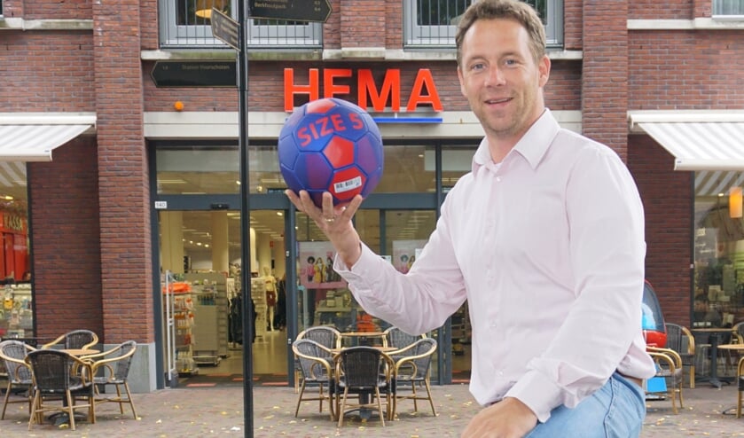 Een nieuwe actie in Voorschoten: .... & schenk! 'Wie lokaal boodschappen doet, steunt gelijk de vereniging die je zelf kiest', zegt Bas te Riele. Foto: VSK