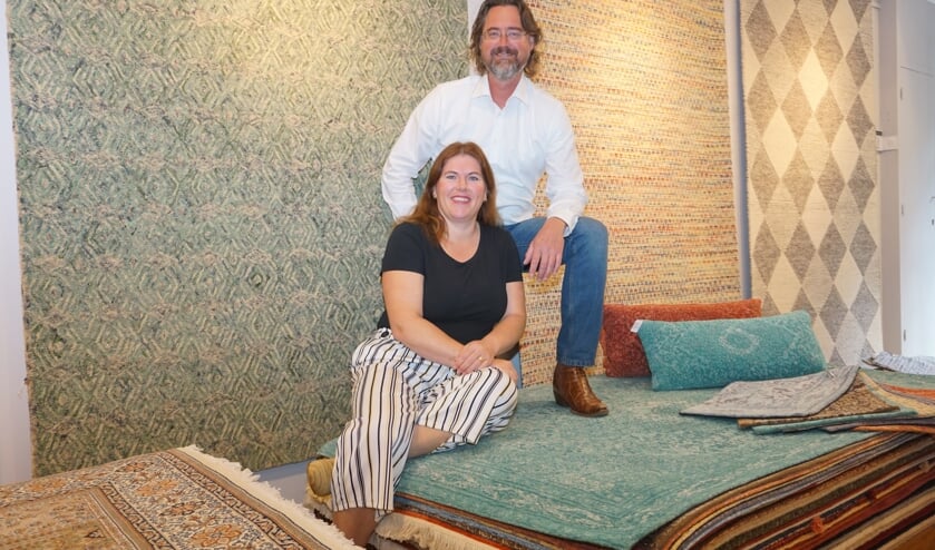 <p>Irene en Sieto Wolters van Perez Wolters in hun winkel aan de Schoolstraat 46, tel. 071.5613609, perezvoorschoten.nl. Foto: VSK</p>