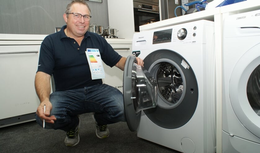 <p>Gerard de Ru sluit de winkel aan de Voorstraat en gaat verder als De Ru Service. Foto: VSK</p>