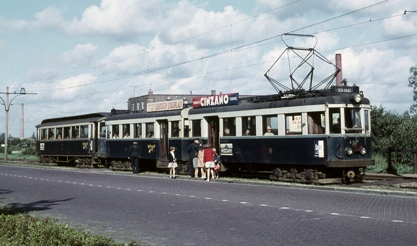 <p>Tramstel A607/A608 reed in september 1961 tussen Voorschoten en Leidschendam. Foto: Frits van der Gragt.<br><br><br></p>