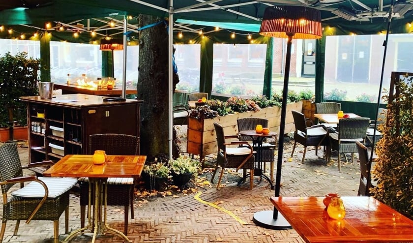 <p>Een leeg terras bij Het Wapen. Vanaf morgen is dit zeker nog vier weken het beeld. </p>