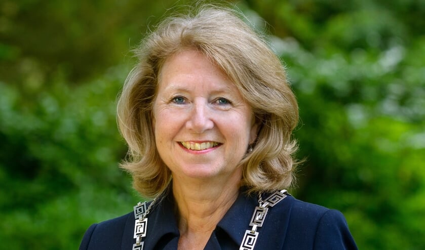 <p>Burgemeester Pauline Bouvy-Koene neemt online afscheid van de Voorschotense gemeenteraad</p>