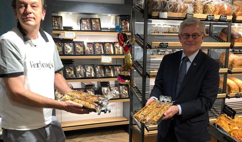 <p>Burgemeester Aptroot heeft bij Bakkerij Verhoog tien banketstaven aangeschaft voor de voedselbank. </p>
