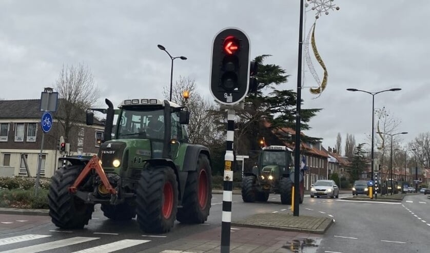 <p>Het verkeer in Voorschoten liep dinsdag vast door de trekkers. Boer Peter van Vliet legt uit waarom. Foto: VSK</p>