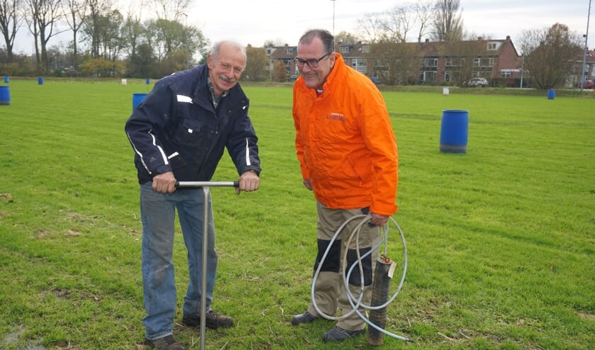 <p>IJsmeester Adri Hendriks (l) en voorzitter Rob Hemmes. De kraan op de ijsbaan is weer open gezet. Nu maar duimen voor vorst. Foto: VSK Archief</p>
