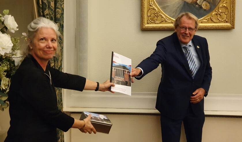<p>Maandagavond overhandigde voorzitter Katrien van Meenen van de vertrouwenscommissie de profielschets aan Commissaris van de Koning Jaap Smit</p>