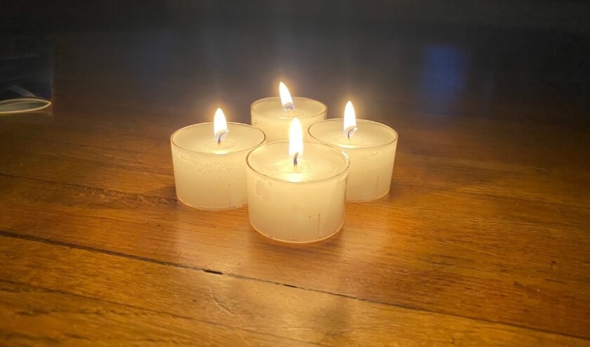 <p>Kaarsjes aan om een beetje licht te krijgen. </p>