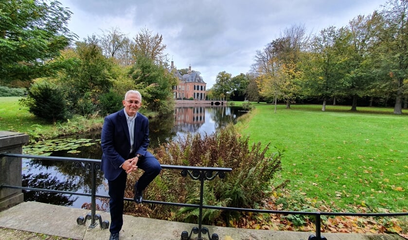 <p>Uren kan Arend Slot vertellen over Kasteel Duivenvoorde. Hij woonde er en was bijna 30 jaar kasteelbeheerder. Foto: Vincent Slot </p>