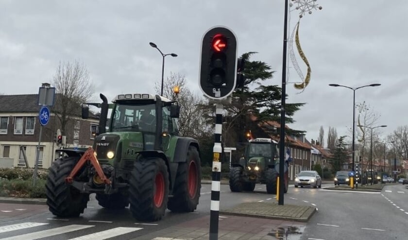 <p>Toeterende boeren met trekkers op de Leidseweg, Koningin Julianalaan en de Veurseweg. Vanavond rijden ze weer terug. </p>