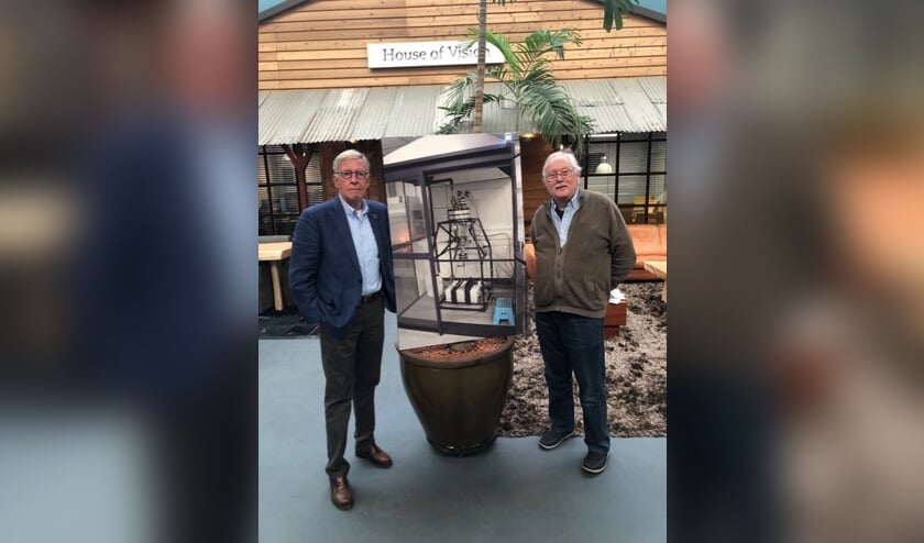 <p>Jan Willem Kelder (l) met Gerard Lugtigheid, de uitvinder van de h2fuel techniek in de hal van House of Vision met een grote foto van de H2Fuel generator die op PlantOne Botlek Rotterdam staat. Foto:PR</p>