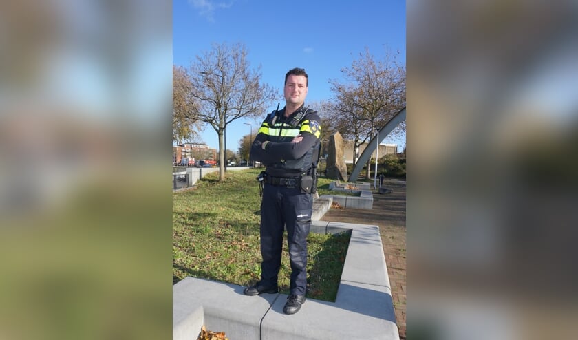 <p>Wijkagent Wessel Imholz waarschuwt voor de donkere dagen. 'Maak het de inbrekers zo lastig mogelijk!', is zijn advies. Foto: VSK</p>
