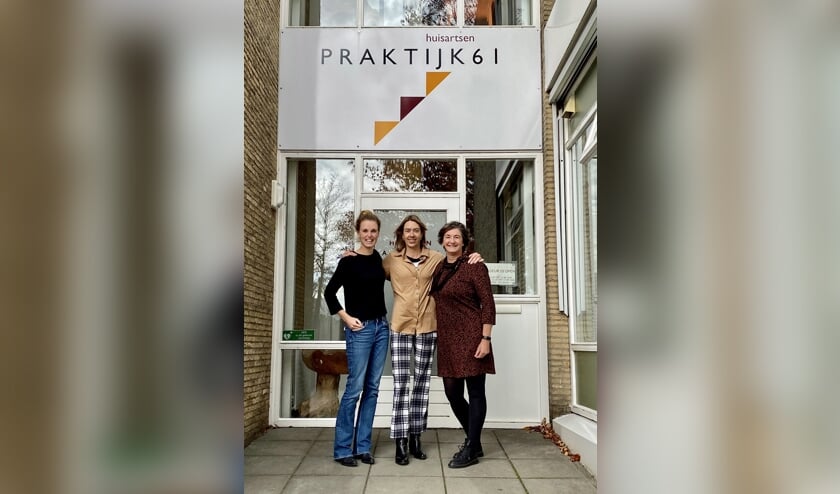 <p>Vlnr Ilse Batist, Jacqueline Zinkweg, en Annelies Oudshoorn. 'De foto is van voor corona', benadrukken de dames. Ze gaan elkaar missen maar hopen op veel etentjes zodra het weer kan. Foto: PR</p>
