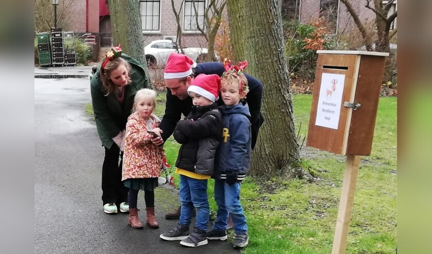 <p>Uitgedost met rode kerstmutsen of een diadeem met het gewei van een rendier zorgden de deelnemers voor een vrolijk tintje in deze donkere tijd. Foto: Rendierenloop.nl</p>