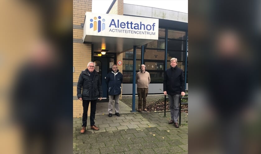 <p>Activiteitencentrum Alettahof: van links naar rechts: wethouder Marcel Cramwinckel, het bestuur: de heer S. Spann, de heer W. Koster, de heer B. van der Ploeg. </p>