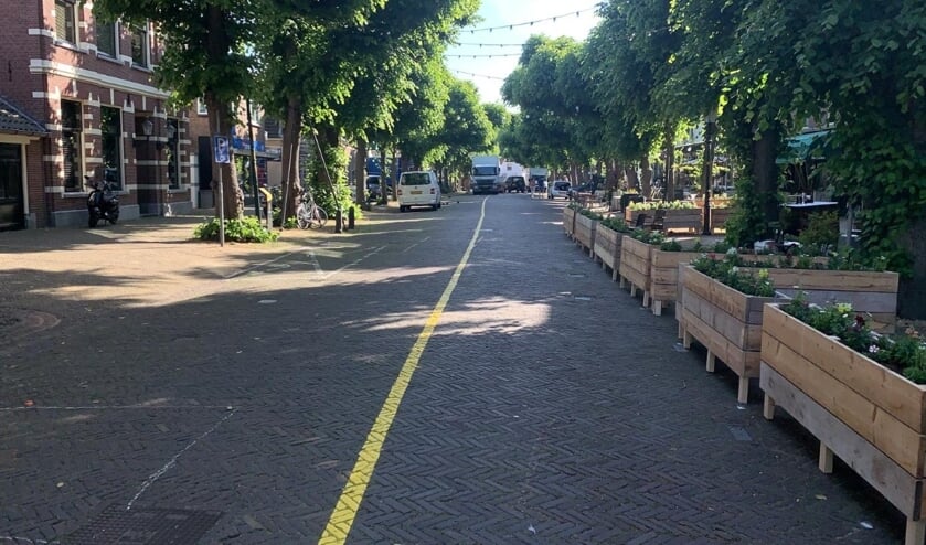 De Voorstraat is tijdelijk opnieuw ingericht. De terrassen krijgen meer ruimte. Fietsen mogen er niet meer geparkeerd worden. Foto: PR