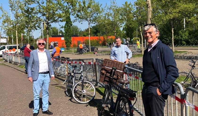 Marcel Cramwinckel (wethouder Sport), Pieter van Dijken (voorzitter Voorschoten ’97) en Martijn Schoonhoven (voorzitter Forescate). Foto: gemeente Voorschoten