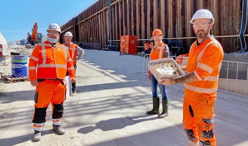 Taart voor het tunnelboorteam. Gaia is onderweg. Foto: rijnlandroute.nl