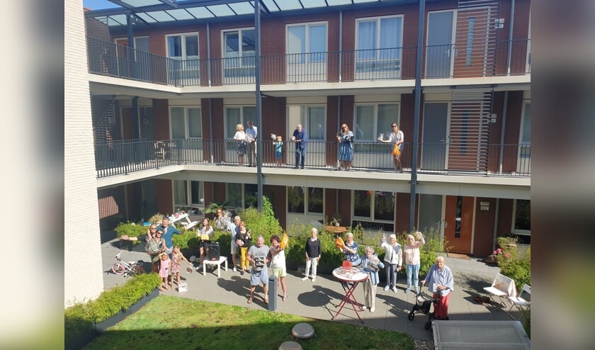 Met anderhalve meter afstand of op het balkon, de bewoners genoten van het laatste coronafeestje, georganiseerd door de buren Martijn, Robert en Denise. Foto: PR