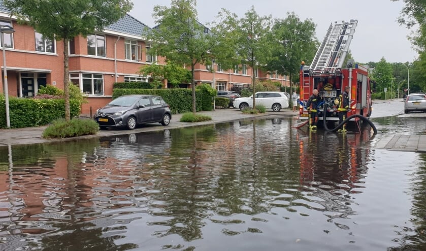 De Middelgeestlaan stond blank. De brandweer is twee uur bezig geweest met het water wegpompen. Foto: Brandweer Voorschoten