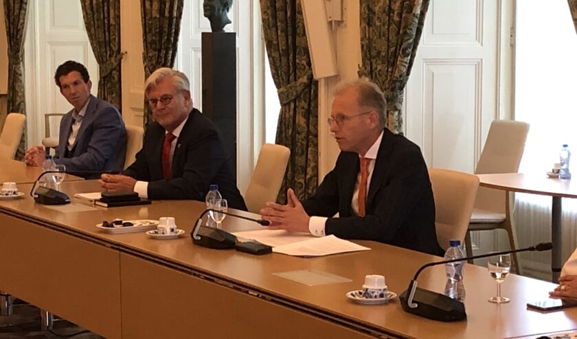 vlnr Andreas de Graaf, gemeente secretaris Voorschoten, wnd burgemeester Charlie Aptroot en burgemeester de Leendert de Lange Wassenaar. Foto: VSK