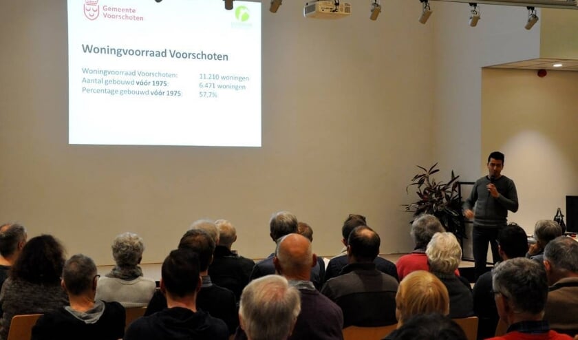 Huiseigenaren in de wijk Adegeest tijdens de bijeenkomst over energiebesparende maatregelen. De ‘wijkaanpak verduurzaming koopwoningen’ levert maatwerk en richt zich vooral op de wijken waar veel huizen staan die vóór 1975 zijn gebouwd. Foto: gemeente Voorschoten