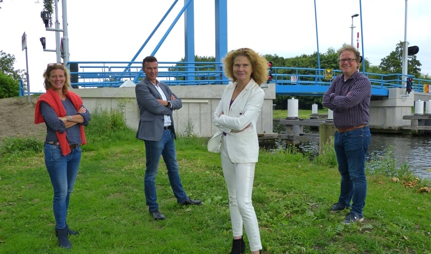 Voorschoten Lokaal en Voorschoten gaan samen verder als Voorschoten Lokaal Sterk. Links Esmée van Herk en rechts Marleen Persoon, daarachter burgerraadsleden Wouter van Duivendijk en Hugo Nordkamp Foto: Hans Dijksterhuis