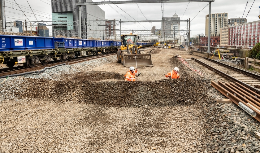 Komend weekend wordt de grote spooroperatie van ProRail in Leiden afgerond. Treinreizigers moeten rekening houden met vertraging. Foto: ProRail