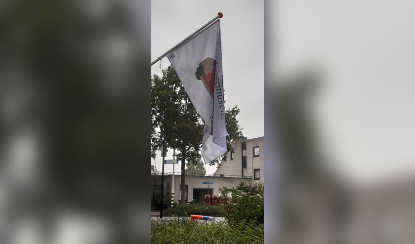 Nieuw is de museumvlag. Als het museum open is, hangt de vlag uit.
