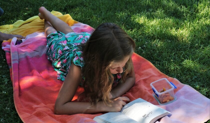 Lekker lang lezen met het zomerleesprogramma van de bibliotheek. Foto: bibliotheek Voorschoten