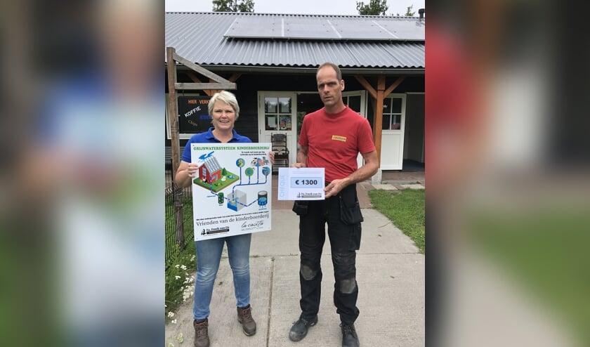 Sandy Seijn van de Kinderboerderij nam de instructies bij het grijswatersysteem in ontvangst. Foto: Firma Freek van Os
