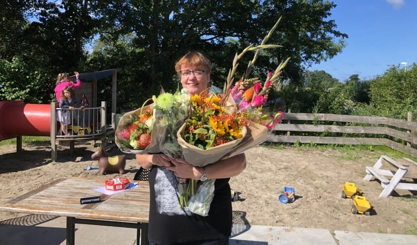 Yvonne Geers na de ondertekening van het certificaat in de bloemetjes gezet!
