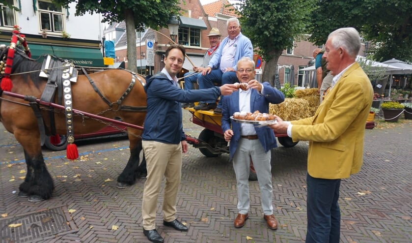 Vlnr Wethouder Paul de Bruijn, voorzitter Cees Bijloos en bestuurslid Jan van Leeuwen. Foto's: VSK