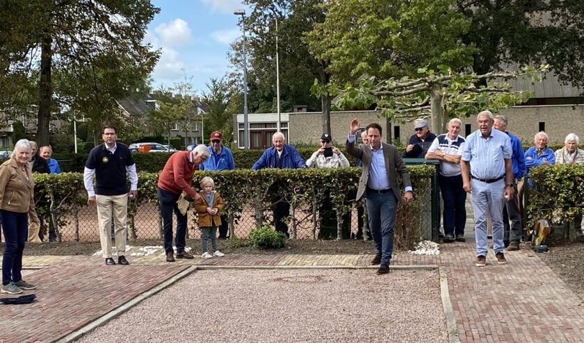 <p>De Lions tegen de gemeente. Vlnr Lionsvoorzitter Thijs van Tuyll, wethouder Cramwinckel en Zeno, wethouder De Bruijn en René van der Smeede (lions)</p>