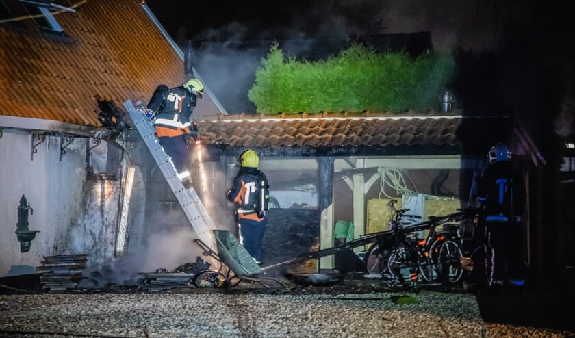 <p>Op nieuwjaarsdag werd de vrijwillige brandweer opgeroepen voor een brand aan de Kniplaan. Foto: Brandweer Voorschoten</p>