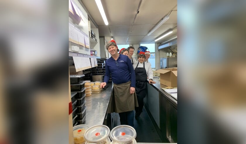 <p>Het team van De Knip met chefkok/eigenaar Marcel van Teijlingen. Foto: PR</p>
