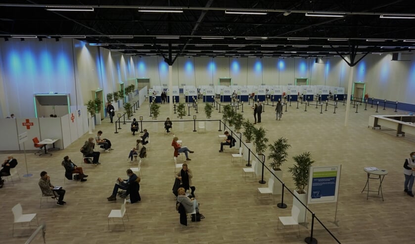 <p>Vanmorgen is de allereerste vaccinatielocatie in de regio geopend in het ECC naast Holiday Inn. Foto: VSK</p>
