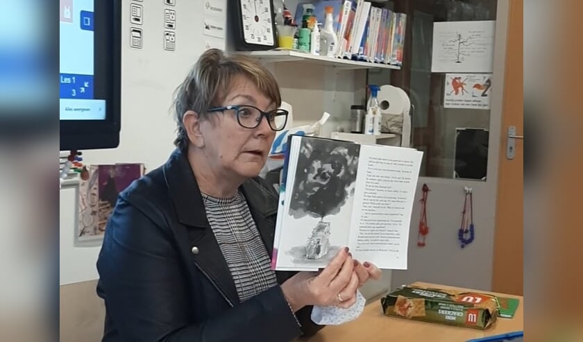 <p>Juf Conny van der Krogt leest digitaal voor. Foto: PR</p>