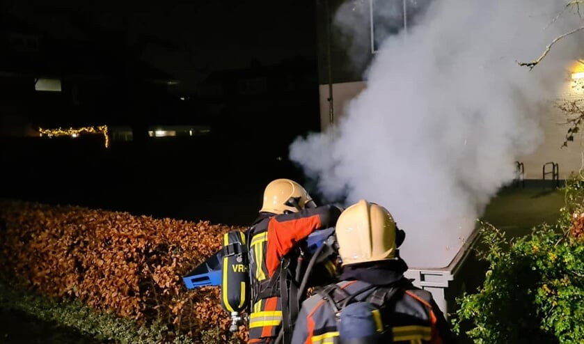 <p>De brandweer moest tijdens de jaarwisseling zeven keer uitrukken voor kleine brandjes. Foto: facebook brandweer Voorschoten</p>