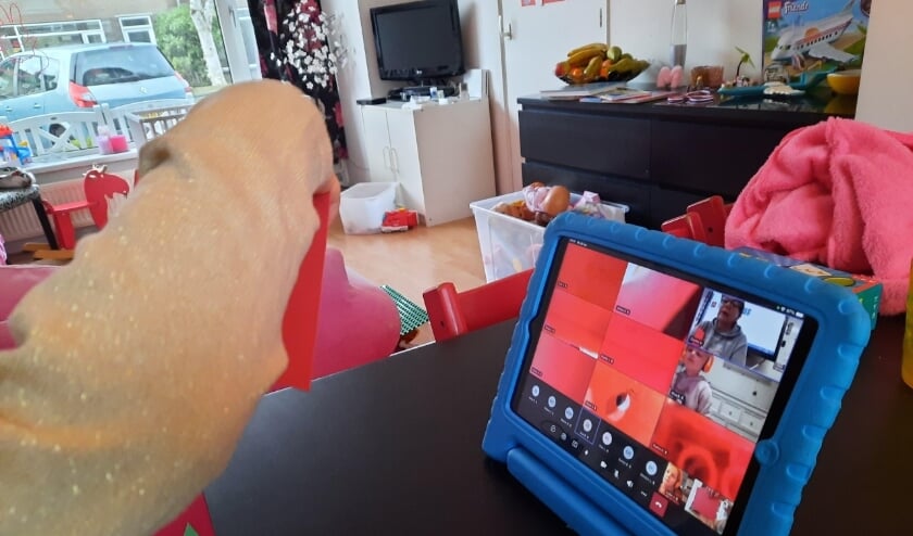 <p>Ondertussen in de diverse huiskamers maken de kids zich klaar voor school..... </p>