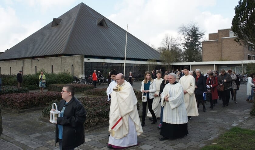 <p>In 2016 is de Moeder Godskerk aan de Schimmelpenninck van der Oyelaan officieel aan de eredienst onttrokken. Het gebouw is nu verkocht aan Niersman. </p>