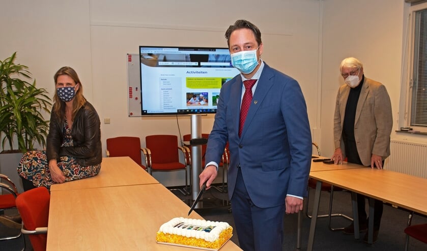 <p>Vlnr Directeur Yvonne van Baalen van Voorschoten Voor Elkaar, wethouder Paul de Bruijn en Ton Goemans, voorzitter van het Seniorenmagazine. Foto: Andre Potters-Kemp </p>