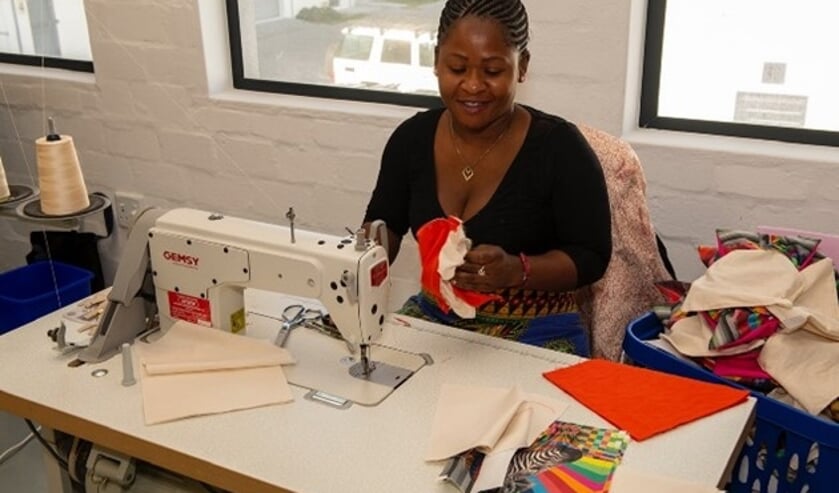 <p>De tassen worden geïmporteerd door Siyabonga en de designs zijn ontworpen door Deziree Smith, een kunstenaar uit Fischhoek.</p>