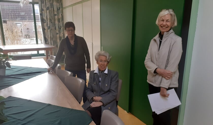 <p>Drie van de vrijwilligers in de hobbyruimte. Van links naar rechts Fokje Nicolai, Marjan Vegt en Lydia van Leeuwen </p>