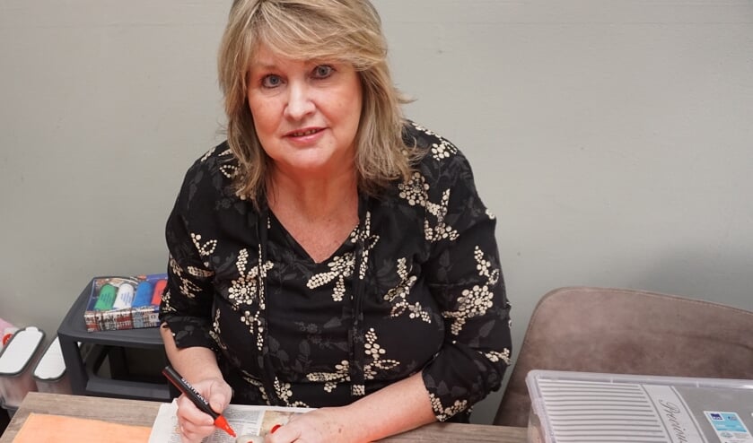 <p>Ingrid de Koning introduceerde 'Happy Rocks' in Voorschoten. De stenen zijn overal in het dorp te vinden. Tekst: Rosanne Peters. Foto: VSK</p>