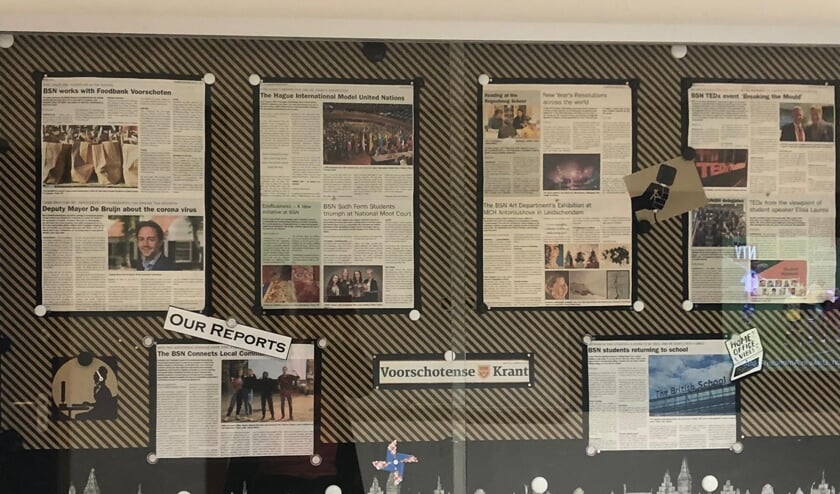<p>De Engelse artikelen worden in de hal van The British School opgehangen. Leerlingen zijn maar wat trots op publicatie in de Voorschotense Krant</p>