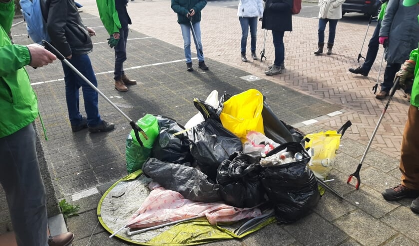 <p>Een geslaagde opruimactie van GroenLinks. Wel jammer dat er zoveel rommel, waaronder veel mondkapjes, wordt achtergelaten. Foto: GroenLinks Voorschoten</p>