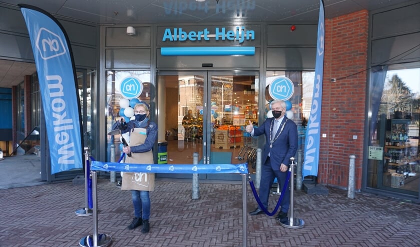 <p>Joke mocht met burgemeester Aptroot de vernieuwde Albert Heijn openen. </p>